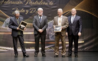 El maestro Manuel Jiménez junto al maestro Rafael Ortega recibieron el premio al entrenamiento con más antigüedad y consecutivo